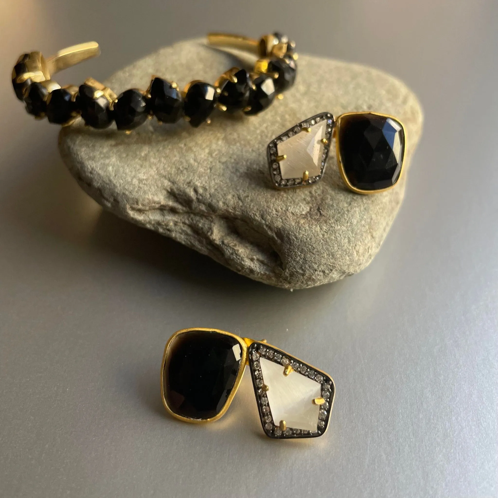 Catalina Studs With Black Onyx/Moonstone