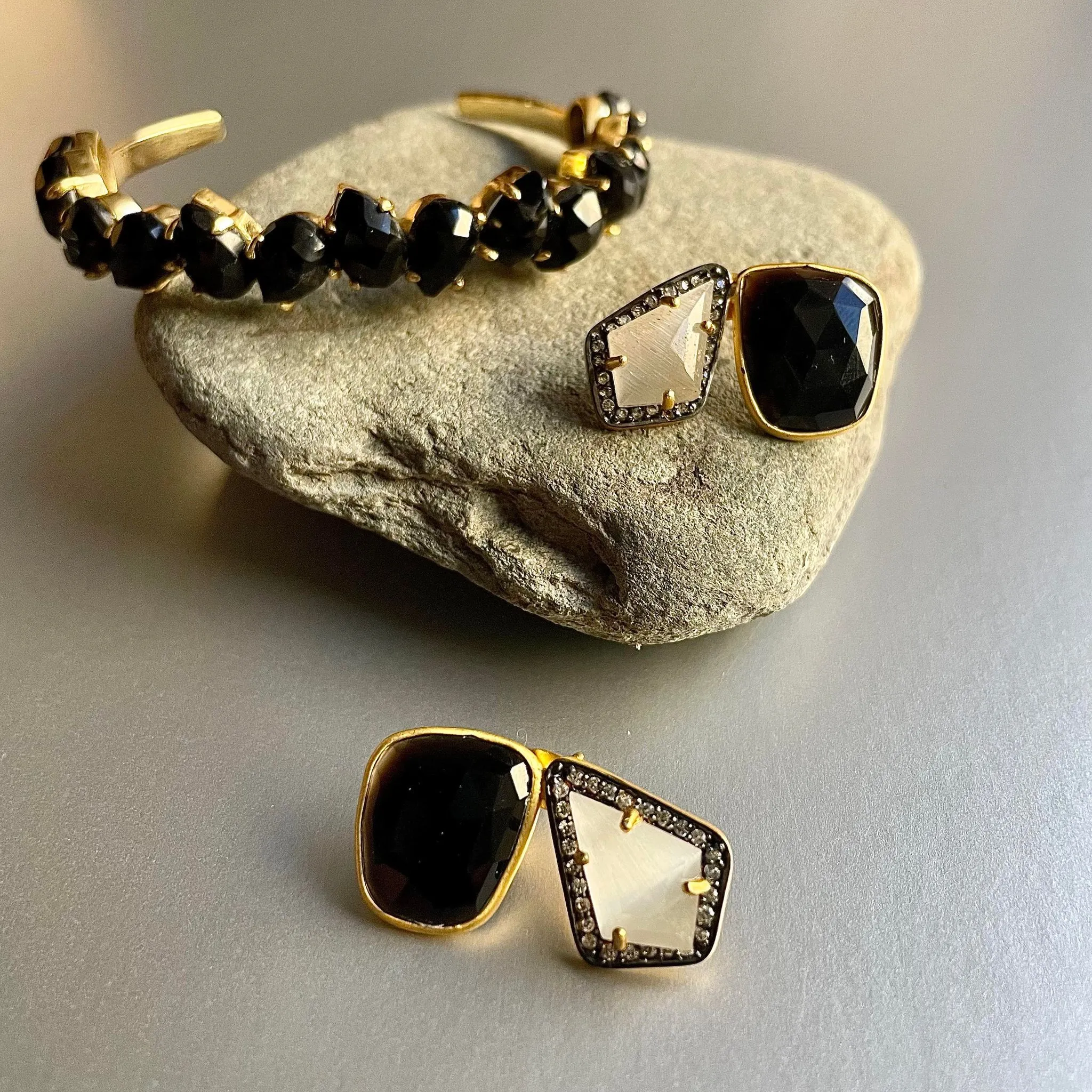 Catalina Studs With Black Onyx/Moonstone