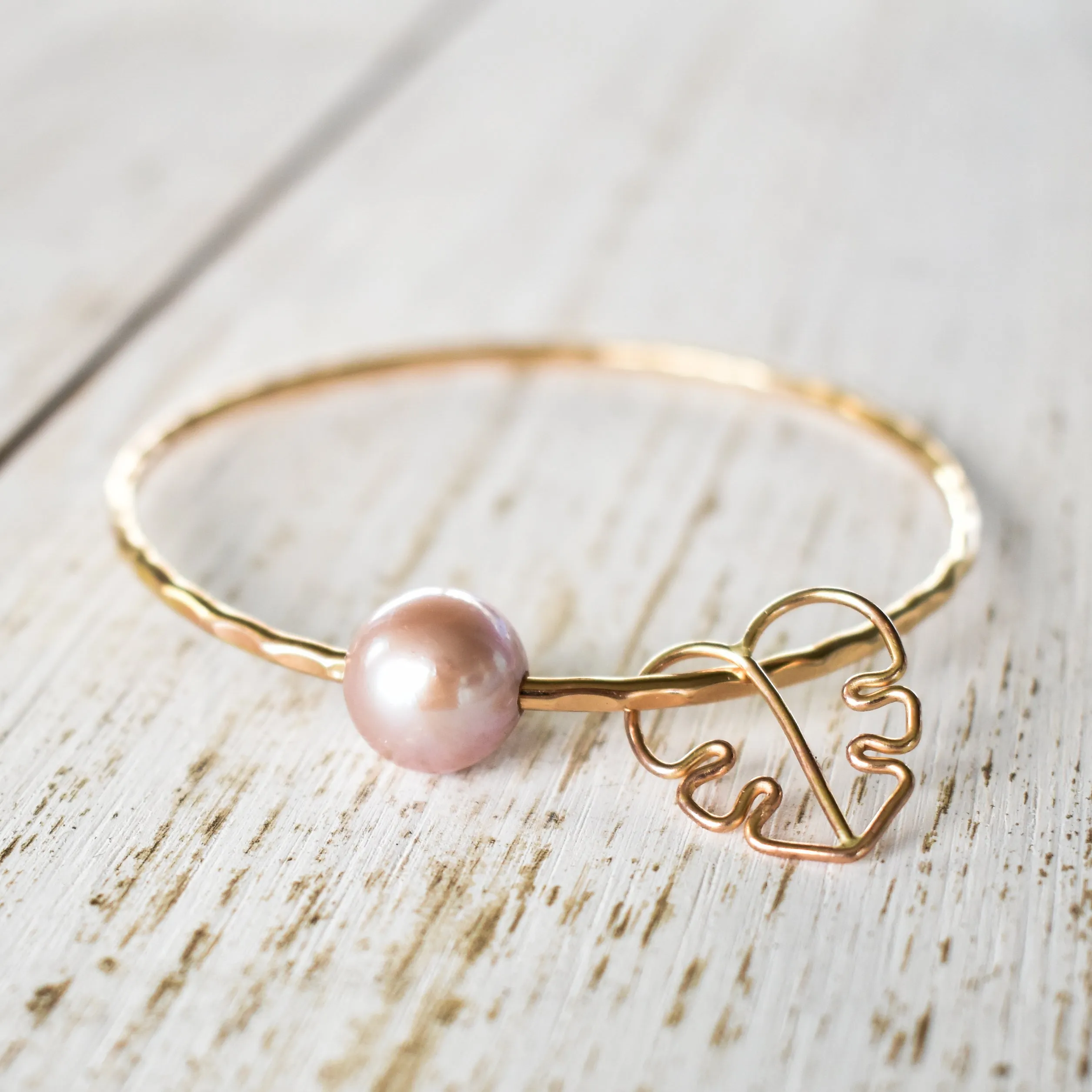 Keiki Edison Pearl Bangle with Monstera Charm